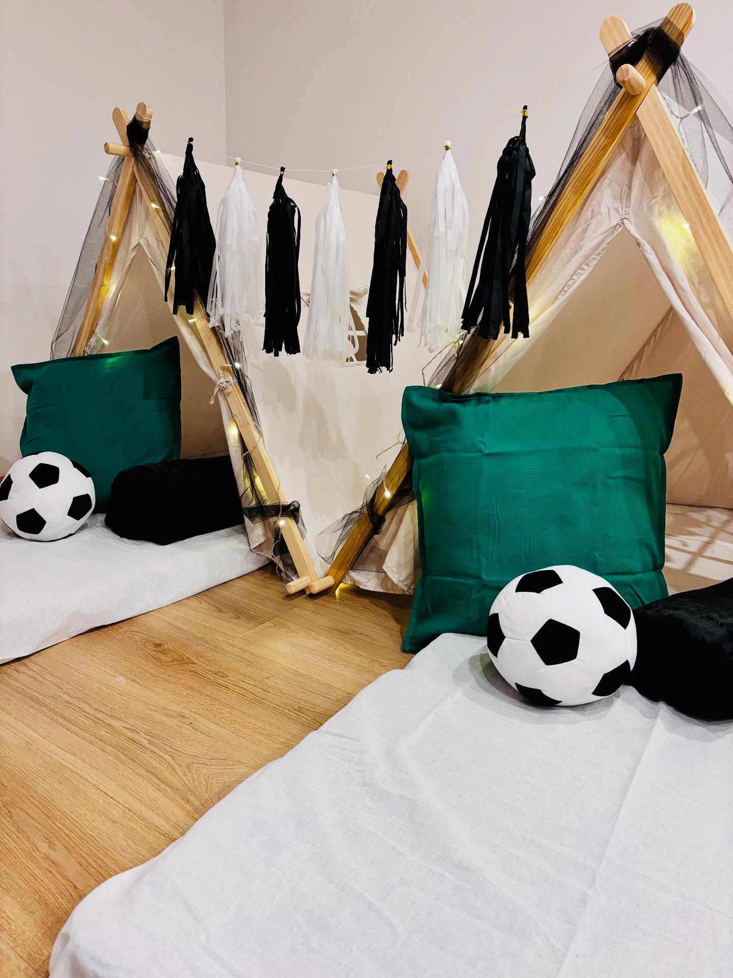 Mottotipi Fußball – Tipi mit grünen Kissen, Fußball-Deko und Lichterketten für die Kinder-Übernachtungsparty